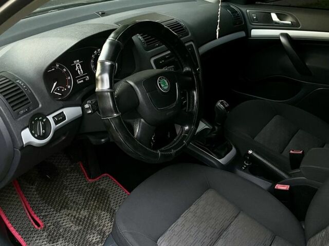 Черный Шкода Октавия, объемом двигателя 1.2 л и пробегом 220 тыс. км за 5250 $, фото 5 на Automoto.ua