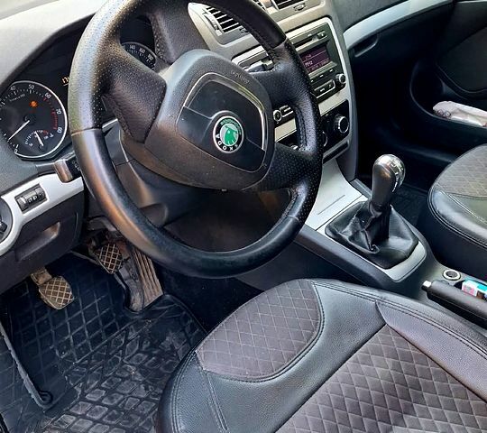 Черный Шкода Октавия, объемом двигателя 1.6 л и пробегом 220 тыс. км за 9200 $, фото 4 на Automoto.ua
