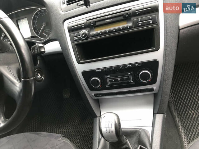 Черный Шкода Октавия, объемом двигателя 1.8 л и пробегом 205 тыс. км за 6400 $, фото 6 на Automoto.ua