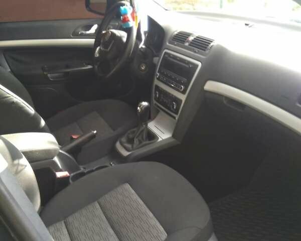 Черный Шкода Октавия, объемом двигателя 1.6 л и пробегом 265 тыс. км за 7650 $, фото 3 на Automoto.ua