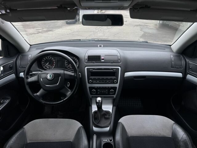 Черный Шкода Октавия, объемом двигателя 1.6 л и пробегом 230 тыс. км за 7500 $, фото 6 на Automoto.ua