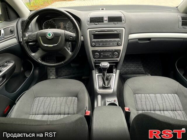 Черный Шкода Октавия, объемом двигателя 1.6 л и пробегом 209 тыс. км за 9500 $, фото 3 на Automoto.ua