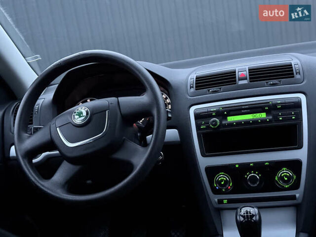 Черный Шкода Октавия, объемом двигателя 1.6 л и пробегом 202 тыс. км за 7490 $, фото 41 на Automoto.ua