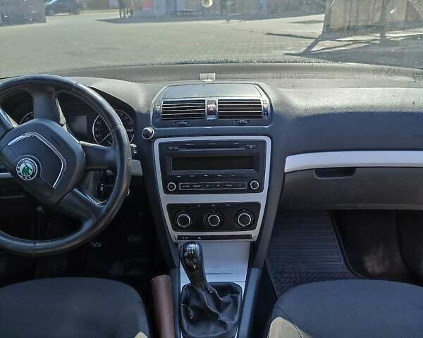 Черный Шкода Октавия, объемом двигателя 1.99 л и пробегом 410 тыс. км за 8000 $, фото 4 на Automoto.ua