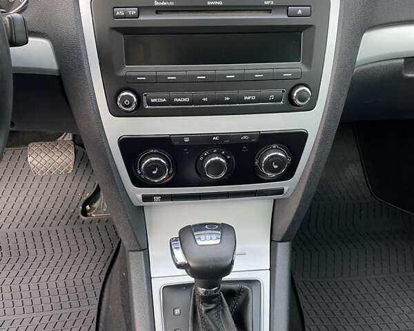 Чорний Шкода Октавія, об'ємом двигуна 2 л та пробігом 241 тис. км за 8800 $, фото 30 на Automoto.ua