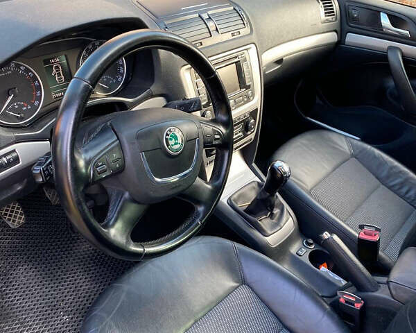 Черный Шкода Октавия, объемом двигателя 1.6 л и пробегом 260 тыс. км за 9500 $, фото 7 на Automoto.ua