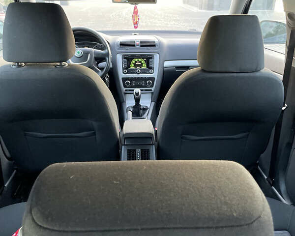 Черный Шкода Октавия, объемом двигателя 1.6 л и пробегом 278 тыс. км за 7950 $, фото 13 на Automoto.ua