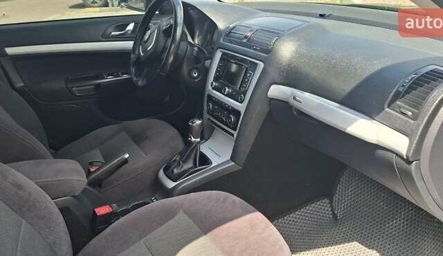 Черный Шкода Октавия, объемом двигателя 2 л и пробегом 267 тыс. км за 11400 $, фото 4 на Automoto.ua