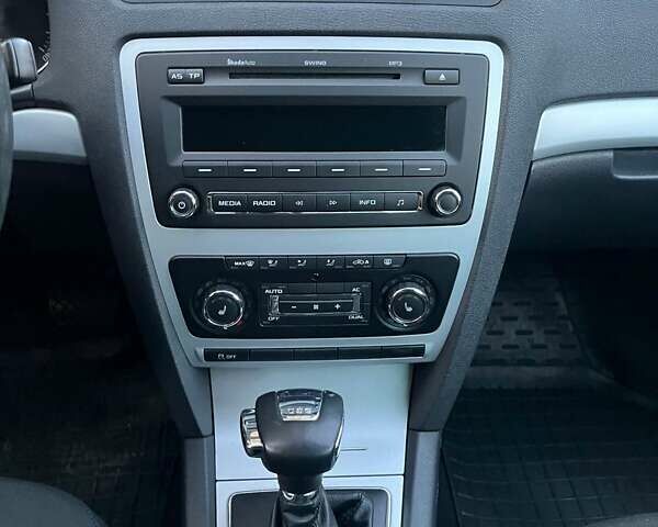 Черный Шкода Октавия, объемом двигателя 1.6 л и пробегом 232 тыс. км за 8500 $, фото 6 на Automoto.ua