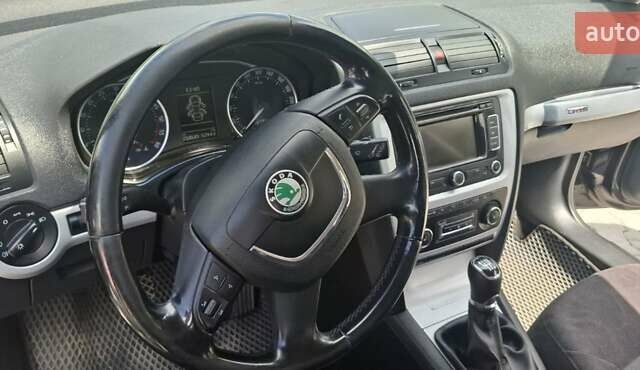 Черный Шкода Октавия, объемом двигателя 2 л и пробегом 267 тыс. км за 11400 $, фото 12 на Automoto.ua