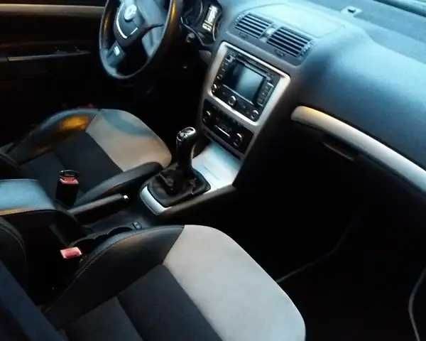 Чорний Шкода Октавія, об'ємом двигуна 2 л та пробігом 266 тис. км за 11500 $, фото 5 на Automoto.ua