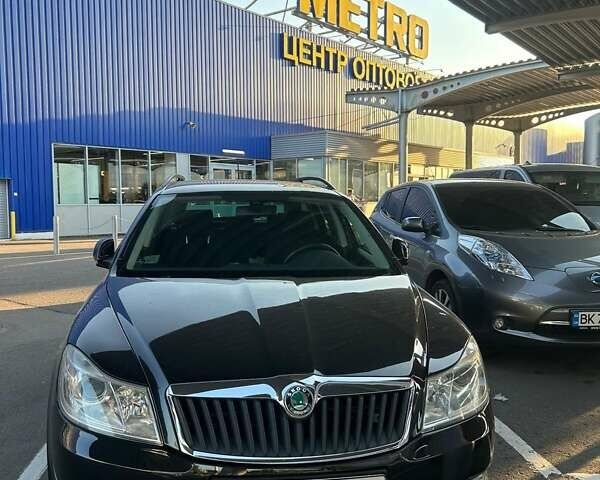 Черный Шкода Октавия, объемом двигателя 1.6 л и пробегом 232 тыс. км за 8500 $, фото 1 на Automoto.ua