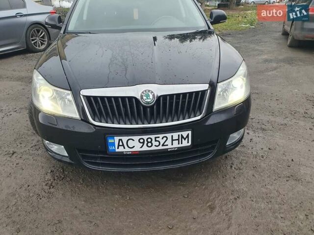 Черный Шкода Октавия, объемом двигателя 1.6 л и пробегом 220 тыс. км за 7950 $, фото 1 на Automoto.ua