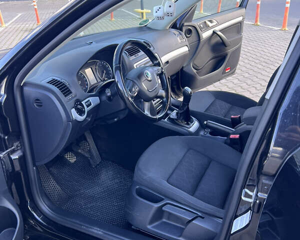 Черный Шкода Октавия, объемом двигателя 2 л и пробегом 232 тыс. км за 8999 $, фото 4 на Automoto.ua