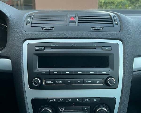 Черный Шкода Октавия, объемом двигателя 1.6 л и пробегом 232 тыс. км за 8500 $, фото 8 на Automoto.ua