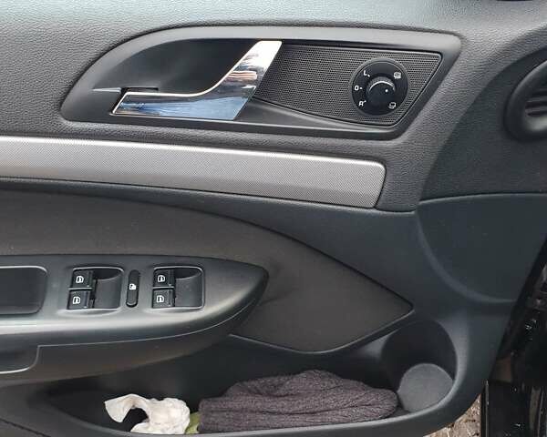 Черный Шкода Октавия, объемом двигателя 1.6 л и пробегом 220 тыс. км за 7950 $, фото 16 на Automoto.ua