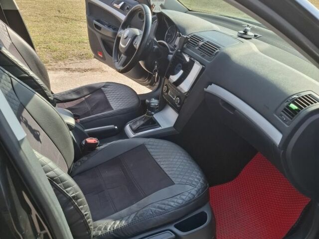 Черный Шкода Октавия, объемом двигателя 1.6 л и пробегом 251 тыс. км за 8000 $, фото 5 на Automoto.ua