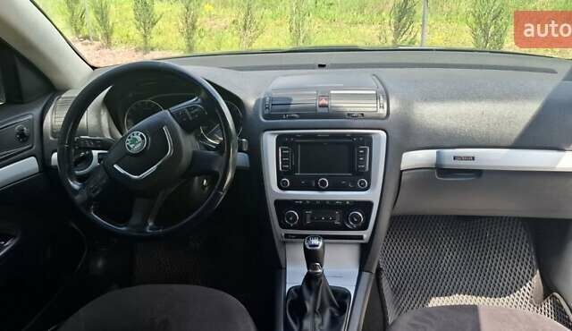 Черный Шкода Октавия, объемом двигателя 2 л и пробегом 267 тыс. км за 11400 $, фото 14 на Automoto.ua