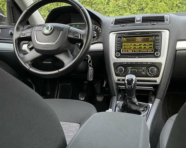 Чорний Шкода Октавія, об'ємом двигуна 1.6 л та пробігом 194 тис. км за 9399 $, фото 106 на Automoto.ua