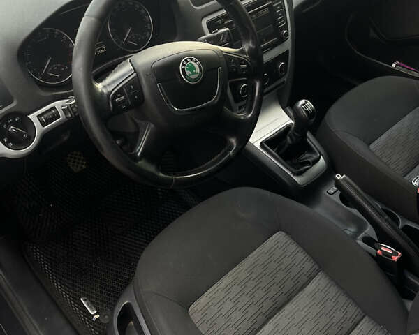 Чорний Шкода Октавія, об'ємом двигуна 1.6 л та пробігом 318 тис. км за 7200 $, фото 9 на Automoto.ua