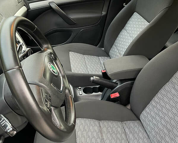 Чорний Шкода Октавія, об'ємом двигуна 1.6 л та пробігом 194 тис. км за 9399 $, фото 109 на Automoto.ua