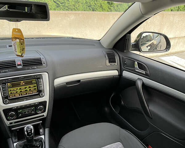 Чорний Шкода Октавія, об'ємом двигуна 1.6 л та пробігом 194 тис. км за 9399 $, фото 98 на Automoto.ua