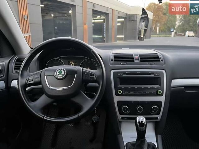 Шкода Октавия 2011 в Черкассах на Automoto.ua Черный Шкода Октавия, объемом двигателя 1.97 л и пробегом 278 тыс. км за 8900 $, фото 5 на Automoto.ua