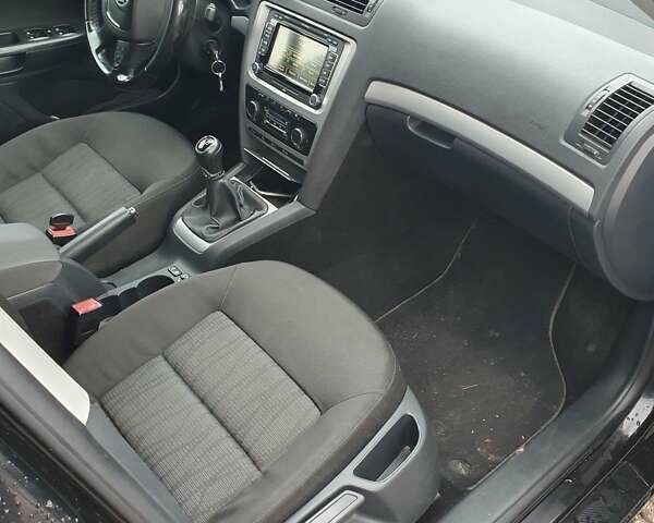 Черный Шкода Октавия, объемом двигателя 1.6 л и пробегом 220 тыс. км за 7950 $, фото 11 на Automoto.ua