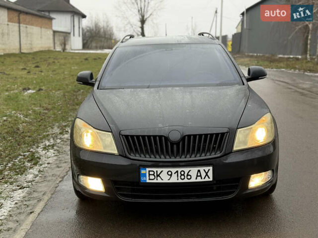 Черный Шкода Октавия, объемом двигателя 1.2 л и пробегом 300 тыс. км за 5800 $, фото 1 на Automoto.ua