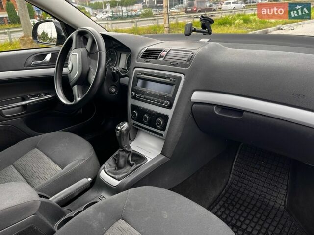 Черный Шкода Октавия, объемом двигателя 1.6 л и пробегом 350 тыс. км за 7700 $, фото 5 на Automoto.ua