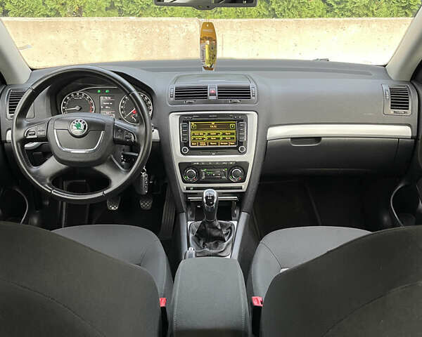 Чорний Шкода Октавія, об'ємом двигуна 1.6 л та пробігом 194 тис. км за 9399 $, фото 107 на Automoto.ua