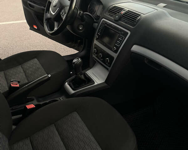 Чорний Шкода Октавія, об'ємом двигуна 1.6 л та пробігом 318 тис. км за 7200 $, фото 10 на Automoto.ua