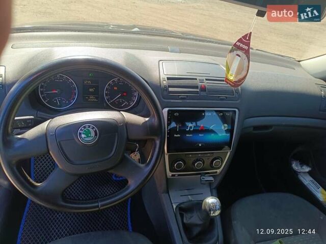 Черный Шкода Октавия, объемом двигателя 1.6 л и пробегом 225 тыс. км за 6800 $, фото 1 на Automoto.ua