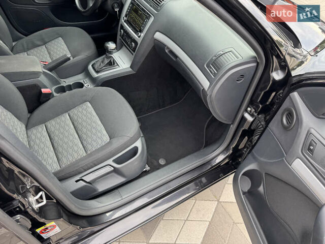 Черный Шкода Октавия, объемом двигателя 2 л и пробегом 229 тыс. км за 10200 $, фото 65 на Automoto.ua