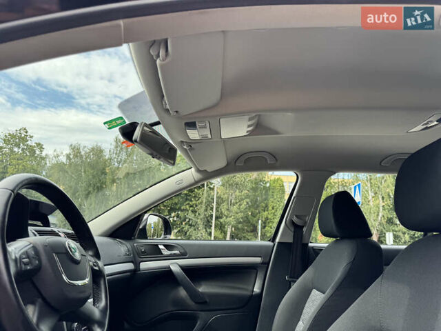 Черный Шкода Октавия, объемом двигателя 2 л и пробегом 229 тыс. км за 10200 $, фото 44 на Automoto.ua