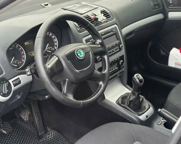 Черный Шкода Октавия, объемом двигателя 1.6 л и пробегом 320 тыс. км за 7200 $, фото 12 на Automoto.ua