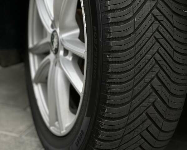 Черный Шкода Октавия, объемом двигателя 1.8 л и пробегом 195 тыс. км за 9750 $, фото 24 на Automoto.ua