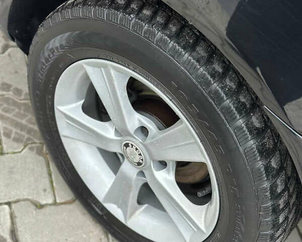 Черный Шкода Октавия, объемом двигателя 1.6 л и пробегом 320 тыс. км за 7200 $, фото 3 на Automoto.ua