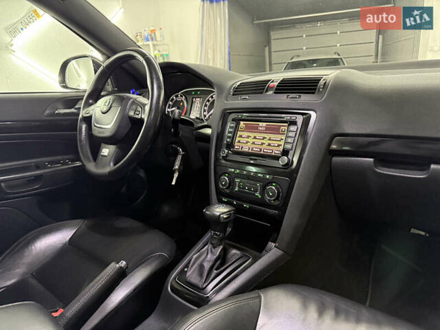 Черный Шкода Октавия, объемом двигателя 2 л и пробегом 193 тыс. км за 11000 $, фото 63 на Automoto.ua