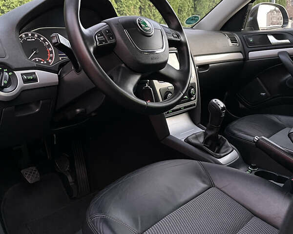 Чорний Шкода Октавія, об'ємом двигуна 2 л та пробігом 228 тис. км за 10799 $, фото 102 на Automoto.ua