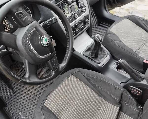 Черный Шкода Октавия, объемом двигателя 1.6 л и пробегом 320 тыс. км за 7200 $, фото 5 на Automoto.ua