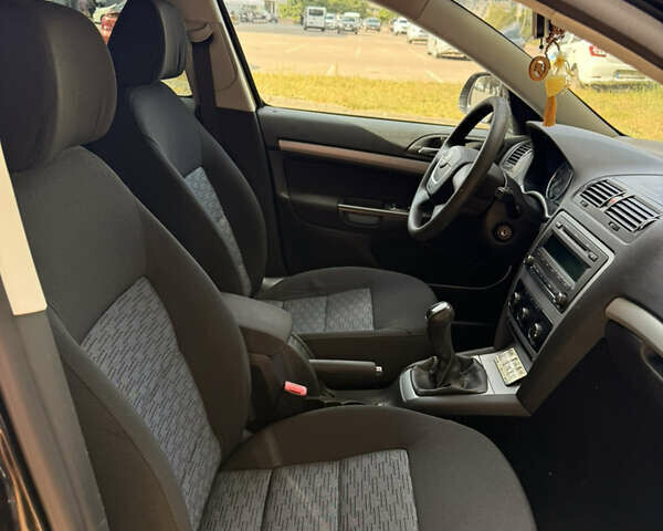 Черный Шкода Октавия, объемом двигателя 1.6 л и пробегом 179 тыс. км за 8500 $, фото 8 на Automoto.ua