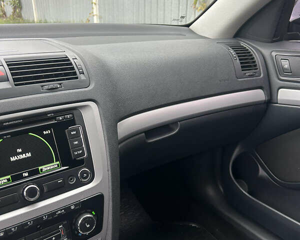 Чорний Шкода Октавія, об'ємом двигуна 2 л та пробігом 283 тис. км за 8600 $, фото 8 на Automoto.ua