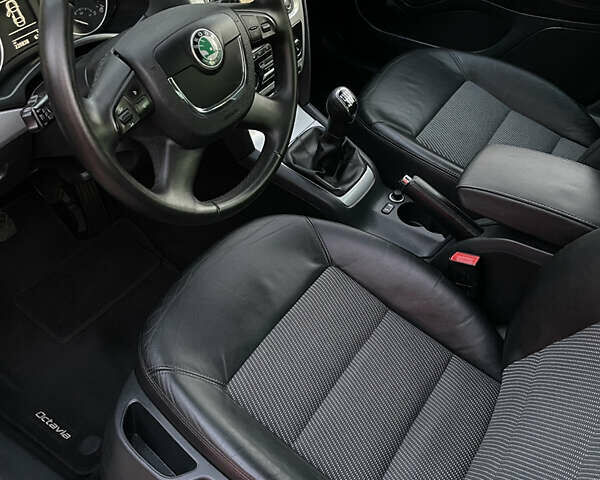 Чорний Шкода Октавія, об'ємом двигуна 2 л та пробігом 228 тис. км за 10799 $, фото 88 на Automoto.ua