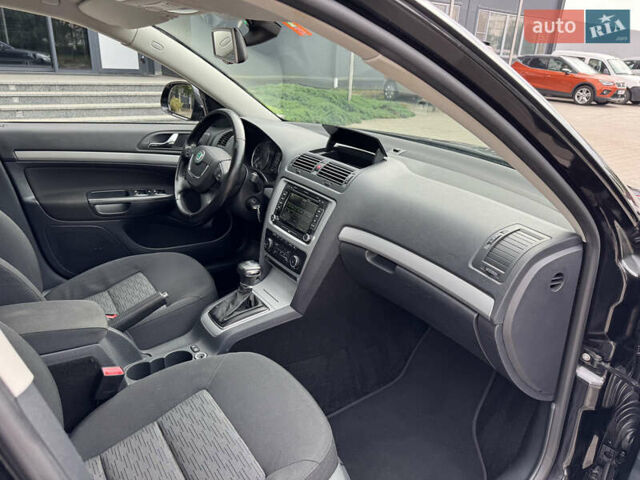 Черный Шкода Октавия, объемом двигателя 2 л и пробегом 229 тыс. км за 10200 $, фото 63 на Automoto.ua