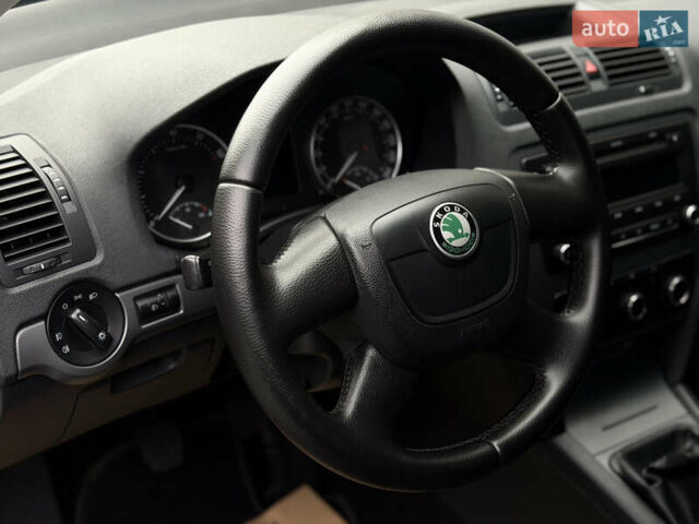 Шкода Октавія 2012 у Полтаві на Automoto.ua Чорний Шкода Октавія, об'ємом двигуна 1.6 л та пробігом 189 тис. км за 8800 $, фото 76 на Automoto.ua