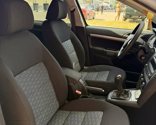 Черный Шкода Октавия, объемом двигателя 1.6 л и пробегом 179 тыс. км за 8500 $, фото 10 на Automoto.ua