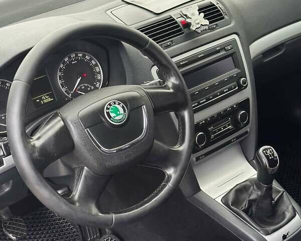 Черный Шкода Октавия, объемом двигателя 1.6 л и пробегом 320 тыс. км за 7200 $, фото 11 на Automoto.ua