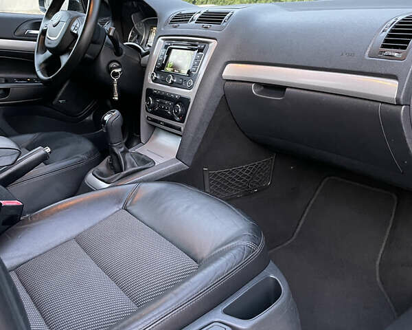 Чорний Шкода Октавія, об'ємом двигуна 2 л та пробігом 228 тис. км за 10799 $, фото 60 на Automoto.ua