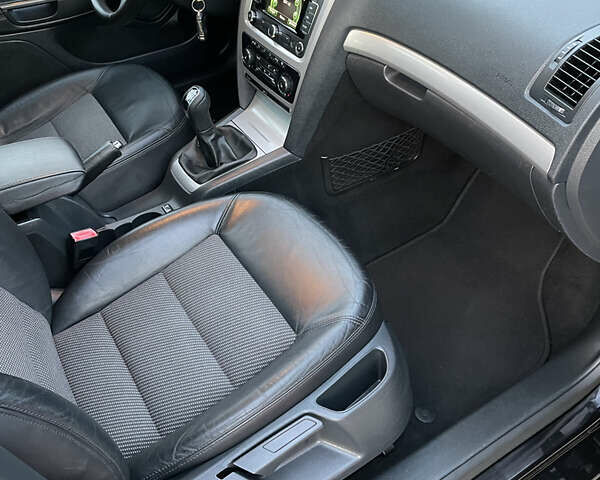 Чорний Шкода Октавія, об'ємом двигуна 2 л та пробігом 228 тис. км за 10799 $, фото 53 на Automoto.ua